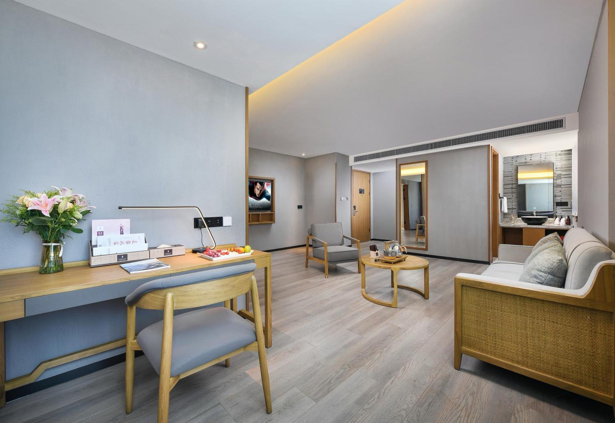 Mehood Lestie International Hotel Nancun Wanbo Metro Station Branch - Free Shuttle Bus To Canton Fair Complex During Canton Fair Period & Free Breakfast & Free Afternoon Tea & Free Midnight Snack & Free Vpn Internet Access Экстерьер фото