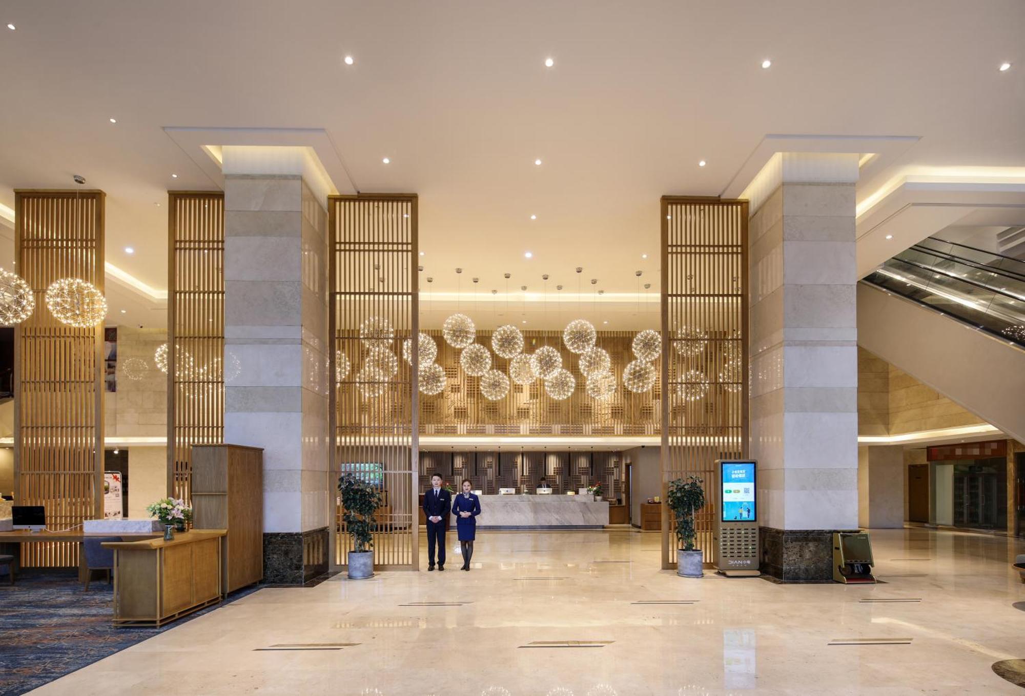 Mehood Lestie International Hotel Nancun Wanbo Metro Station Branch - Free Shuttle Bus To Canton Fair Complex During Canton Fair Period & Free Breakfast & Free Afternoon Tea & Free Midnight Snack & Free Vpn Internet Access Экстерьер фото