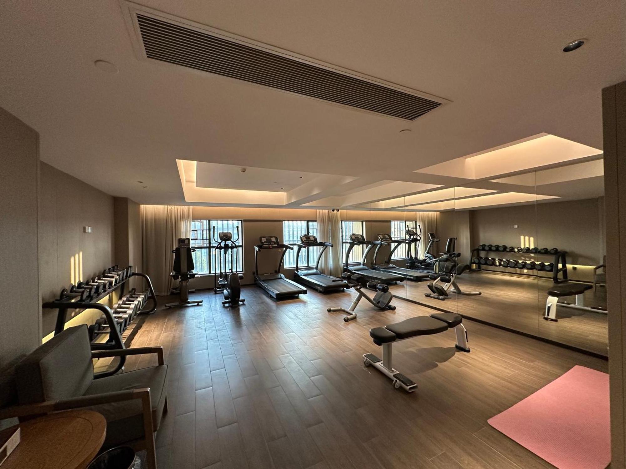 Mehood Lestie International Hotel Nancun Wanbo Metro Station Branch - Free Shuttle Bus To Canton Fair Complex During Canton Fair Period & Free Breakfast & Free Afternoon Tea & Free Midnight Snack & Free Vpn Internet Access Экстерьер фото