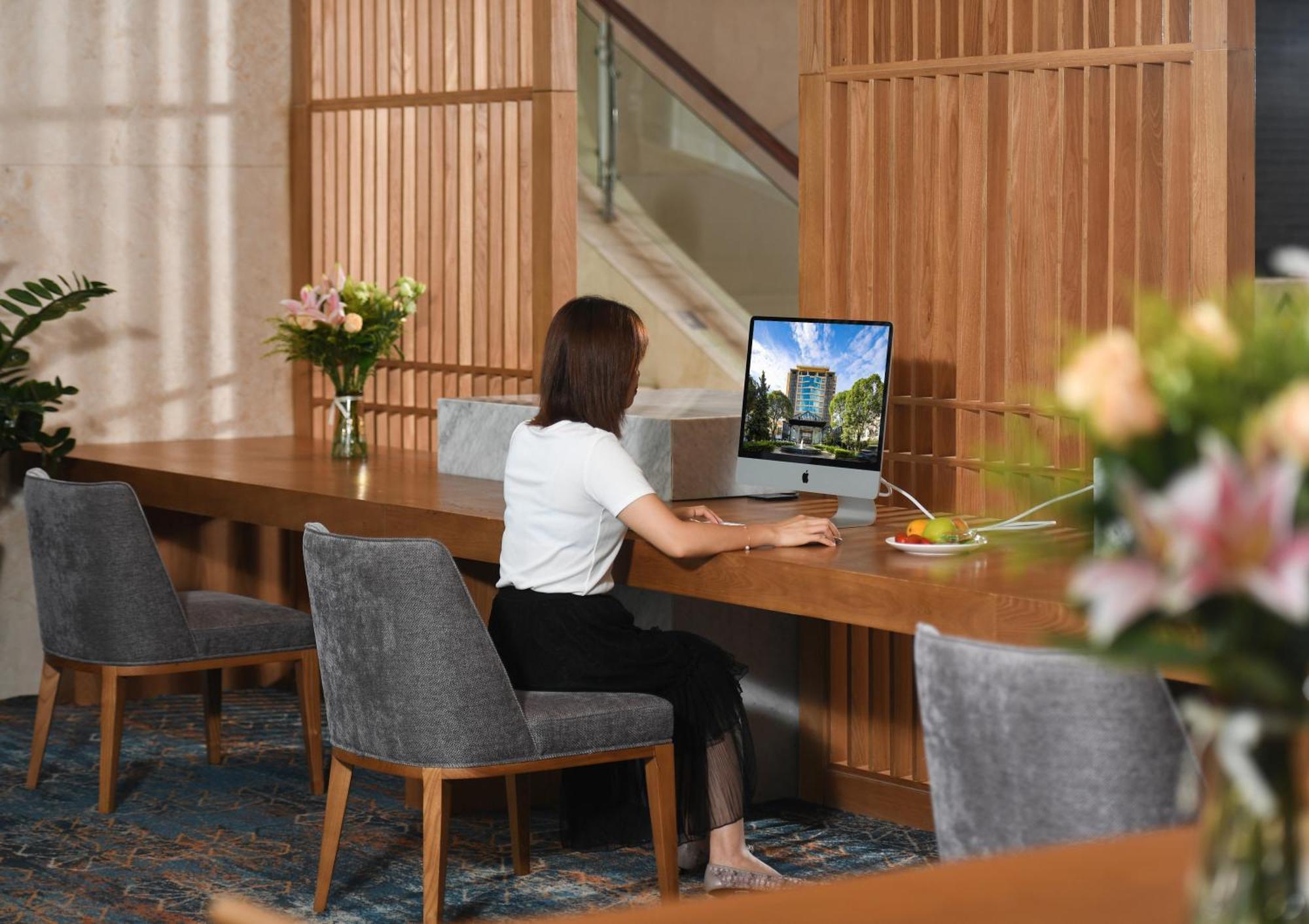 Mehood Lestie International Hotel Nancun Wanbo Metro Station Branch - Free Shuttle Bus To Canton Fair Complex During Canton Fair Period & Free Breakfast & Free Afternoon Tea & Free Midnight Snack & Free Vpn Internet Access Экстерьер фото