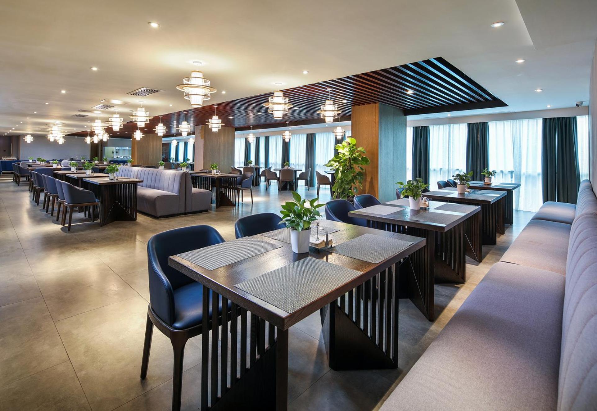 Mehood Lestie International Hotel Nancun Wanbo Metro Station Branch - Free Shuttle Bus To Canton Fair Complex During Canton Fair Period & Free Breakfast & Free Afternoon Tea & Free Midnight Snack & Free Vpn Internet Access Экстерьер фото